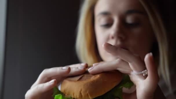 Κορίτσι Τρώει Ένα Χάμπουργκερ Oung Όμορφη Γυναίκα Τρώει Ένα Χάμπουργκερ — Αρχείο Βίντεο