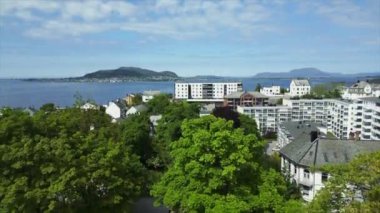 Hava aracından Oslo şehir merkezine güzel, panoramik bir hava görüntüsü. Oslo, Norveç. Hava aracından Oslo şehir merkezine güzel, panoramik bir hava görüntüsü. Güneşli bir yaz gününde denizin arka planında dağlar ve mavi gökyüzü.