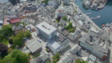 Oslo, Norveç. Hava aracından Oslo şehir merkezine güzel, panoramik bir hava görüntüsü. Güneşli bir yaz gününde denizin arka planında, dağlarda ve mavi gökyüzünde. Oslo, Norveç. Oslo şehrine uçan insansız hava aracından güzel, panoramik bir video. 