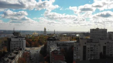 Hava aracı görüntüleri. Kyiv, Dnipro nehri, Park of Glory, Metro Köprüsü, Pechersk Lavra 'nın Mariinskyi Park bölgesinin üzerinden uç. Dnipro nehir manzaralı. Yazın Kyiv 'in panoraması. Ukrayna, Kyiv 'deki Arsenalna bölgesinin hava aracı görüntüleri.
