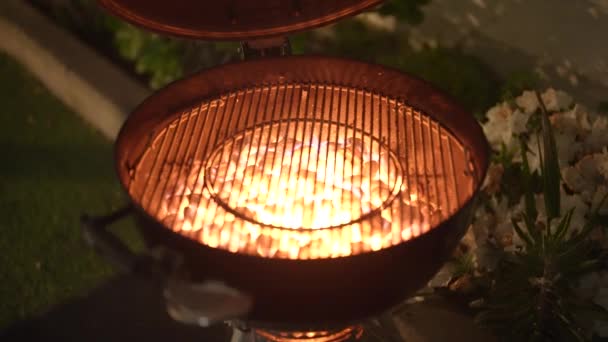 丸焼き 上からの眺め グリル調製 丸焼き 上からの眺め グリル調製 バーベキューケトルグリルで炭のブリケットを燃やすチャコールはグリルパーティーのために加熱されます 味のある熱 フライパンのプロセス — ストック動画