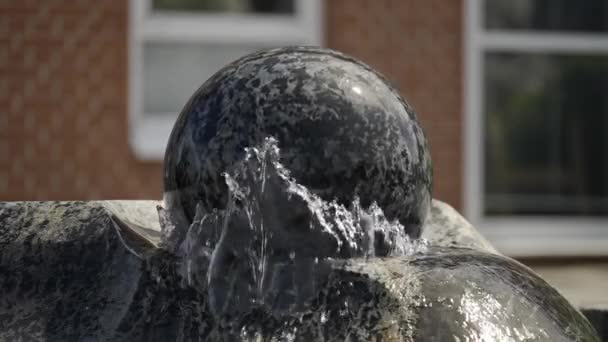 Uma Fonte Água Com Uma Bola Giratória Uma Estátua Uma — Vídeo de Stock