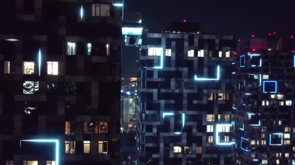 우크라이나 드네프르 건너는 보행자 키예프 중심의 현대적 지역입니다 도시의 불빛들 — 비디오
