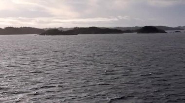 Norveç Denizi, Fiords, Norveç 'te feribot turu. İnanılmaz Yaz Manzarası. Norveç 'in ünlü doğal dönüm noktasında yüzen gemi ya da feribot gemisi ve Popüler İstikamet Yaz Gününde. Arkaplanda karlı Lyngen Alpleri