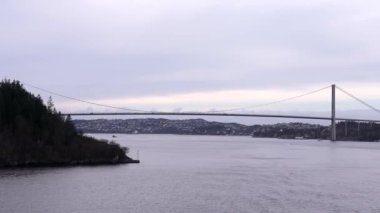 Norveç Denizi, Fiords, Norveç 'te feribot turu. İnanılmaz Yaz Manzarası. Norveç 'in ünlü doğal dönüm noktasında yüzen gemi ya da feribot gemisi ve Popüler İstikamet Yaz Gününde. Arkaplanda karlı Lyngen Alpleri