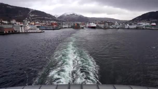 美しい自然ノルウェーの自然景観 ノルウェーの絵のように美しいフィヨルドに沿ってクルーズ 船の後ろから北ノルウェーのセンジャの海岸からの眺め 船の後ろから見るノルウェー北部のセンジャの海岸 — ストック動画