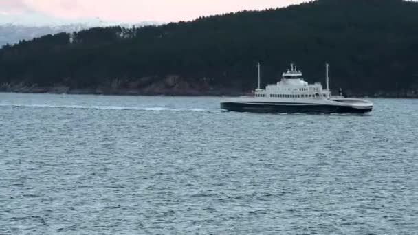 美丽的自然挪威自然景观 沿着挪威风景如画的峡湾巡航 从船尾看 从挪威北部的塞尼亚海岸从船尾看 从船尾看挪威北部Senja海岸 — 图库视频影像