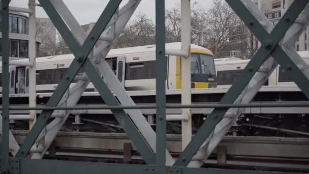 Vue Rapprochée Wagon Blanc Dirigeant Rapidement Sur Pont Contre Ciel — Video
