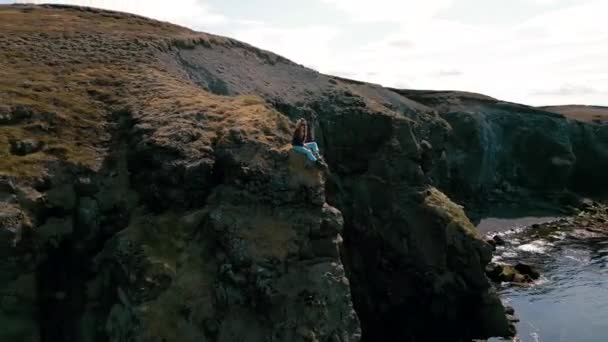 アイスランドの黒い火山ビーチの空中ビューと海の中のつま先の岩を制御します ドローン撮影 黒い砂のビーチを見下ろす 巨大な岩 アイスランドの青い水 — ストック動画