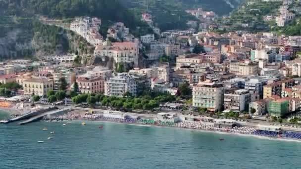 Maiori Talya Birçok Sandalye Şemsiyeyle Modern Bir Plaj Manzarası Amalfi — Stok video