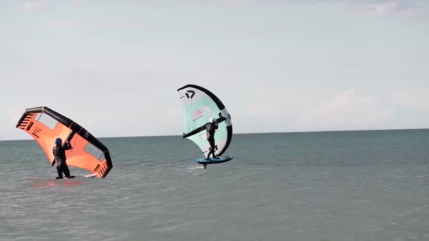Современный Водный Спорт Гидрофольга Ездит Океану Используя Крыло Силу Ветра — стоковое видео
