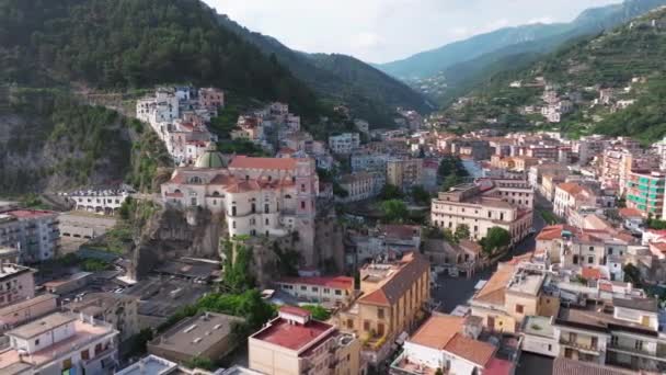 Maiori Talya Birçok Sandalye Şemsiyeyle Modern Bir Plaj Manzarası Amalfi — Stok video