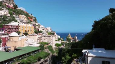 Positano, İtalya 'nın Amalfi Sahili' nde turistik bir yer. Amalfi kıyısındaki ünlü turist beldesinin havadan görünüşü. Yeşil sulu bitki örtüsü, Positano Napoli metropolitan bölgesinde bir köydür.. 