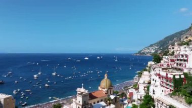 Positano, İtalya 'nın Amalfi Sahili' nde turistik bir yer. Amalfi kıyısındaki ünlü turist beldesinin havadan görünüşü. Yeşil sulu bitki örtüsü, Positano Napoli metropolitan bölgesinde bir köydür.. 
