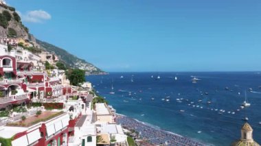 Positano, İtalya 'nın Amalfi Sahili' nde turistik bir yer. Amalfi kıyısındaki ünlü turist beldesinin havadan görünüşü. Yeşil sulu bitki örtüsü, Positano Napoli metropolitan bölgesinde bir köydür.. 