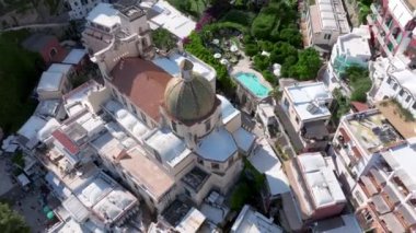 Positano, İtalya 'nın Amalfi Sahili' nde turistik bir yer. Amalfi kıyısındaki ünlü turist beldesinin havadan görünüşü. Yeşil sulu bitki örtüsü, Positano Napoli metropolitan bölgesinde bir köydür.. 