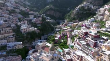 Positano, İtalya 'nın Amalfi Sahili' nde turistik bir yer. Amalfi kıyısındaki ünlü turist beldesinin havadan görünüşü. Yeşil sulu bitki örtüsü, Positano Napoli metropolitan bölgesinde bir köydür.. 