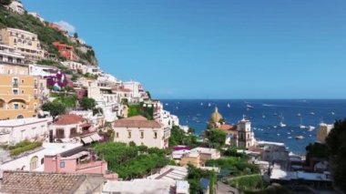 Positano, İtalya 'nın Amalfi Sahili' nde turistik bir yer. Amalfi kıyısındaki ünlü turist beldesinin havadan görünüşü. Yeşil sulu bitki örtüsü, Positano Napoli metropolitan bölgesinde bir köydür.. 