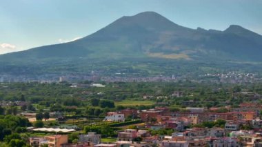 Pompei 'deki Bartolo Meydanı' ndaki kilise Pompei 'deki Kutsal Bakire Tapınağı İtalya' daki Pompei Tespihi, Pompei 'deki Mabet, Pompei Napoli' deki Napoli 'deki Pompei, Vezüv volkanı kraterinin yanındaki Vezüv yanardağı.