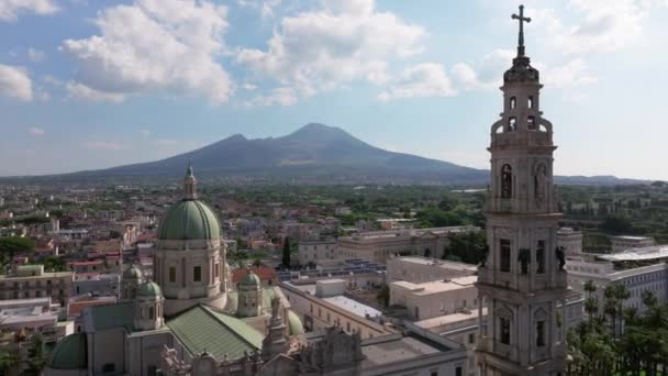 ポンペイのロザリオの祝福された聖母の教皇庁ポンペイのバルトロ広場の教会イタリアでは ポンペイの聖域 ポンペイのナポリ ナポリ火山の隣にあるヴェスヴィオ火山火口 — ストック動画