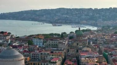 Napoli, İtalya manzarası, tarihi merkezin havadan görünüşü, tüm İtalya 'nın panoramik insansız hava aracı görüntüsü. Tarihi yerler üzerinde uçuş, dar sokaklar ve renkli çatıları olan binalar.