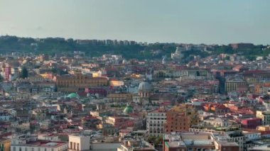 Napoli, İtalya manzarası, tarihi merkezin havadan görünüşü, tüm İtalya 'nın panoramik insansız hava aracı görüntüsü. Tarihi yerler üzerinde uçuş, dar sokaklar ve renkli çatıları olan binalar.