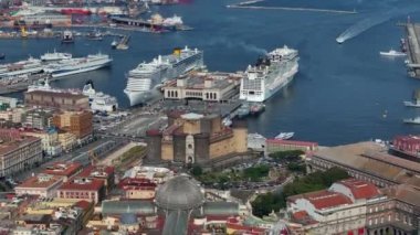 Napoli, İtalya 'daki Castel Nuovo ve Castel SantElmo kalelerinin havadan görünüşü, Napoli' nin yukarıdan manzarası, İtalya, Avrupa. Yukardan bakıldığında, gün batımı Vezüv Denizi panoramik, Napoli havası