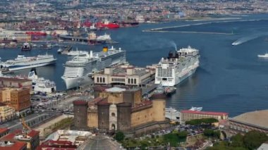 Napoli, İtalya 'daki Castel Nuovo ve Castel SantElmo kalelerinin havadan görünüşü, Napoli' nin yukarıdan manzarası, İtalya, Avrupa. Yukardan bakıldığında, gün batımı Vezüv Denizi panoramik, Napoli havası