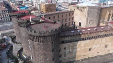 Napoli, İtalya 'daki Castel Nuovo ve Castel SantElmo kalelerinin havadan görünüşü, Napoli' nin yukarıdan manzarası, İtalya, Avrupa. Yukardan bakıldığında, gün batımı Vezüv Denizi panoramik, Napoli havası