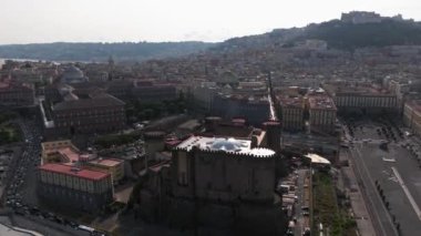 Napoli, İtalya 'daki Castel Nuovo ve Castel SantElmo kalelerinin havadan görünüşü, Napoli' nin yukarıdan manzarası, İtalya, Avrupa. Yukardan bakıldığında, gün batımı Vezüv Denizi panoramik, Napoli havası