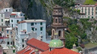 Atrani 'nin Amalfi Sahili' ndeki ünlü sahil köyünün hava manzarası. İtalya 'nın Campania bölgesindeki Salerno ilinin Amalfi kıyısındaki küçük Atrani kasabası. Amalfi kıyısındaki Atrani kasabası, İtalya.