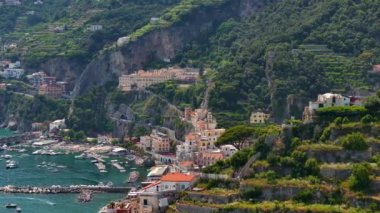 Eski deniz kenarı kasabasının inanılmaz hava görüntüleri. Alacakaranlıkta rıhtım ve tarihi binalar. Amalfi, İtalya, Napoli yakınlarındaki Akdeniz kıyısındaki ünlü İtalyan tatil beldesi Amalfi 'nin hava manzarası.