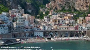 Atrani 'nin Amalfi Sahili' ndeki ünlü sahil köyünün hava manzarası. İtalya 'nın Campania bölgesindeki Salerno ilinin Amalfi kıyısındaki küçük Atrani kasabası. Amalfi kıyısındaki Atrani kasabası, İtalya.