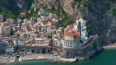 Atrani 'nin Amalfi Sahili' ndeki ünlü sahil köyünün hava manzarası. İtalya 'nın Campania bölgesindeki Salerno ilinin Amalfi kıyısındaki küçük Atrani kasabası. Amalfi kıyısındaki Atrani kasabası, İtalya.