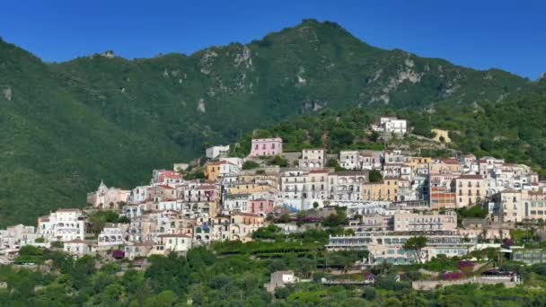 从空中俯瞰意大利南部城市迈耶和萨莱诺 从上面到大海和风景的美丽景色 附近的船 旅行和旅行的概念 阿马尔菲海岸 — 图库视频影像
