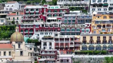 Positano, İtalya 'nın Amalfi Sahili' nde turistik bir yer. Positano 'daki yeşil sulu bitki örtüsünün içinden görünen Tyrhenian deniz kıyısındaki renkli evlerin havadan görünüşü Napoli metropolitan bölgesinde bir köydür.