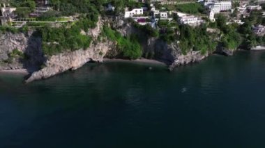 Amalfitana, Salerno, İtalya 'daki Vietnam konsolosu Mare' nin panoramik görüntüsü, Meta di Sorrento 'dan Vietnam konsolosu Mare' ye kadar uzanan Salerno ili 'nin İtalya kıyı yoludur. 