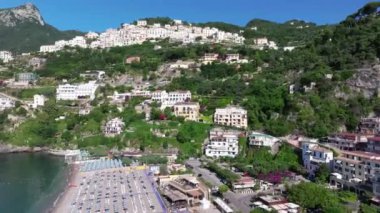 Amalfitana, Salerno, İtalya 'daki Vietnam konsolosu Mare' nin panoramik görüntüsü, Meta di Sorrento 'dan Vietnam konsolosu Mare' ye kadar uzanan Salerno ili 'nin İtalya kıyı yoludur. 
