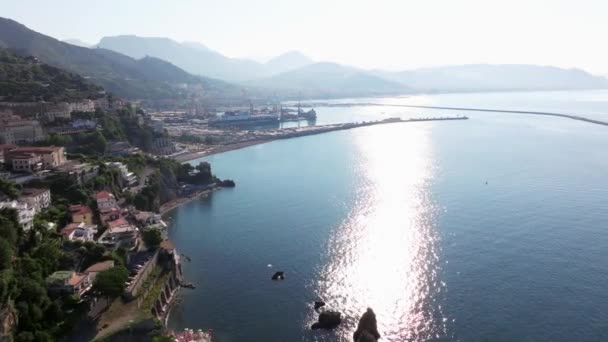 イタリアのサレルノ港の眺め サレルノのトリエステ海岸は 歴史的な中心部から港まで ティレニア海に沿っていくつかのレーンに分かれている大きな木並みの庭です — ストック動画