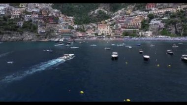 Positano İtalya 'nın Geniş Açı Manzarası' nda Güzel Havacılık, İtalya 'nın Positano kentindeki yeşil sulu bitki örtüsünden görülebilen bir Tyrhenian deniz kıyısında renkli evler. Positano, Napoli metropolitan bölgesinde bir köydür.. 