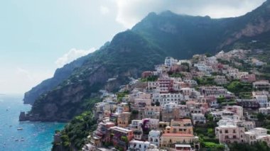 Positano tatil köyü, İtalya, ünlü eski İtalyan tatil köyü ve Tyrrenian denizi, Yazlık Su Evi İtalya manzarası, Amalfi üzerinde güzel bir uçuş, günbatımında renkli kara bulutlar 