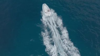 Positano İtalya 'nın Geniş Açı Manzarası' nda Güzel Havacılık, İtalya 'nın Positano kentindeki yeşil sulu bitki örtüsünden görülebilen bir Tyrhenian deniz kıyısında renkli evler. Positano, Napoli metropolitan bölgesinde bir köydür.. 