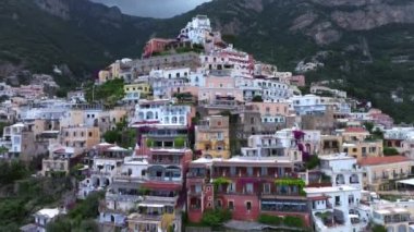 Positano, İtalya 'nın Amalfi Sahili' nde turistik bir yer. Positano 'daki yeşil sulu bitki örtüsünün içinden görünen Tyrhenian deniz kıyısındaki renkli evlerin havadan görünüşü Napoli metropolitan bölgesinde bir köydür.