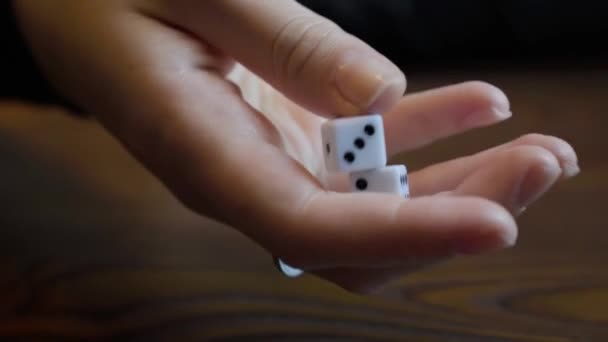 Würfelspiel Konzept Des Glücksspiels Das Konzept Der Unterhaltungsspiele Hand Woman — Stockvideo