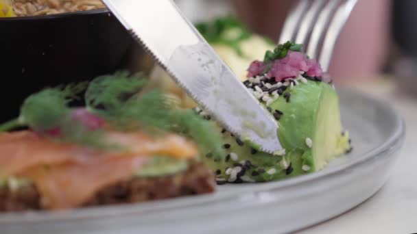 Νόστιμο Πιάτο Σολομού Αβοκάντο Στο Εξωτερικό Κετογόνο Πρωινό Δίαιτα Τρώγοντας — Αρχείο Βίντεο