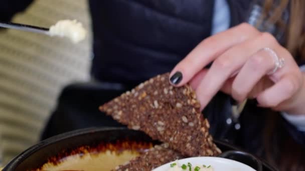 女人开始吃昂贵餐馆点的美味佳肴 她用餐刀切鸡胸肉 人的手在白盘上切土豆泥的特写镜头 — 图库视频影像