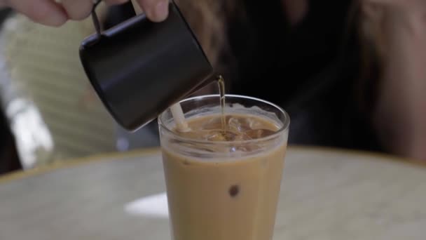 Γυναίκα Πίνοντας Καπουτσίνο Στο Καφέ Κορίτσι Έχοντας Πρωινό Στην Καφετέρια — Αρχείο Βίντεο