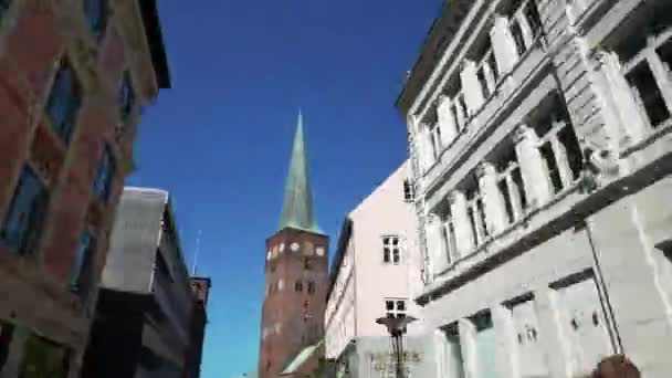 在阳光明媚的日子 奥胡斯丹麦市中心的教堂 在繁忙的日子 奥胡斯丹麦市中心与许多行人在夏日的阳光下 城市建筑 奥胡斯大教堂 购物观景 — 图库视频影像