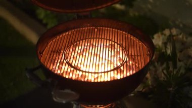 Izgarayı yakıyorum. Yukarıdan bak. Izgara hazırlığı. Izgarayı yakıyorum. Yukarıdan bak. Izgara hazırlığı. Mangal ızgarasında yanan kömür kömürleri, mangal partisi için ısıtılan kömür. Lezzetli sıcak, kızarmış mısırın süreci