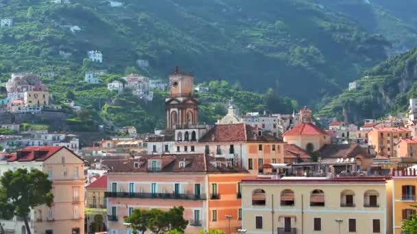 이탈리아 미노리에서 의자와 우산과 해변의 아말피의 깨끗한 투명한 청록색 지중해 — 비디오